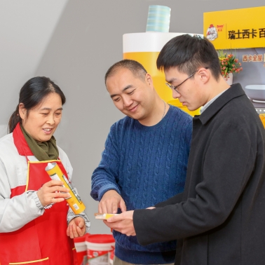 西卡产品的高品质特性在新的销售点向工匠们展示