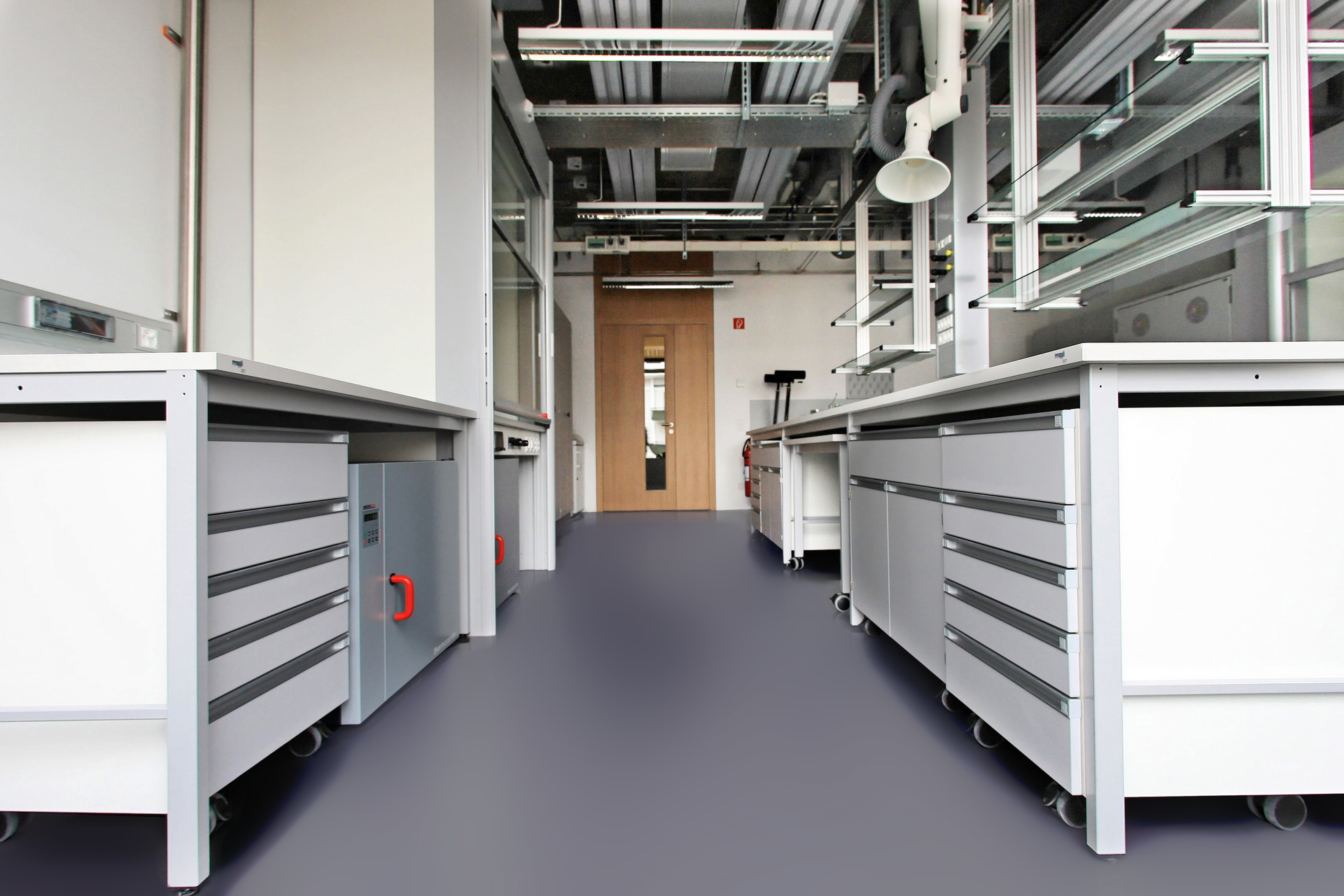 SIKA®FATERJOINTS，-XS和-EX联合系统是任何物流设施楼层的完美解决方案。它们是平坦的，无声的，并为各种叉车提供几乎无振动的骑行，这些叉车避免了叉散轴承并促进流畅的贩运。